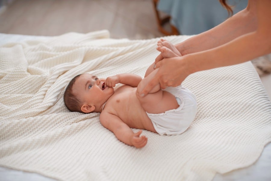 Saiba como aliviar a cólica no bebê com massagens
