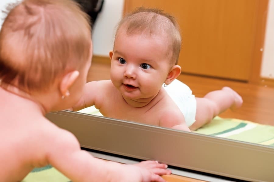 Deixar o pequeno de bruços ajuda a estimular o músculo do bebê