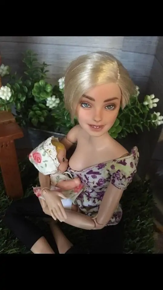 Barbie junto com a filha pequena