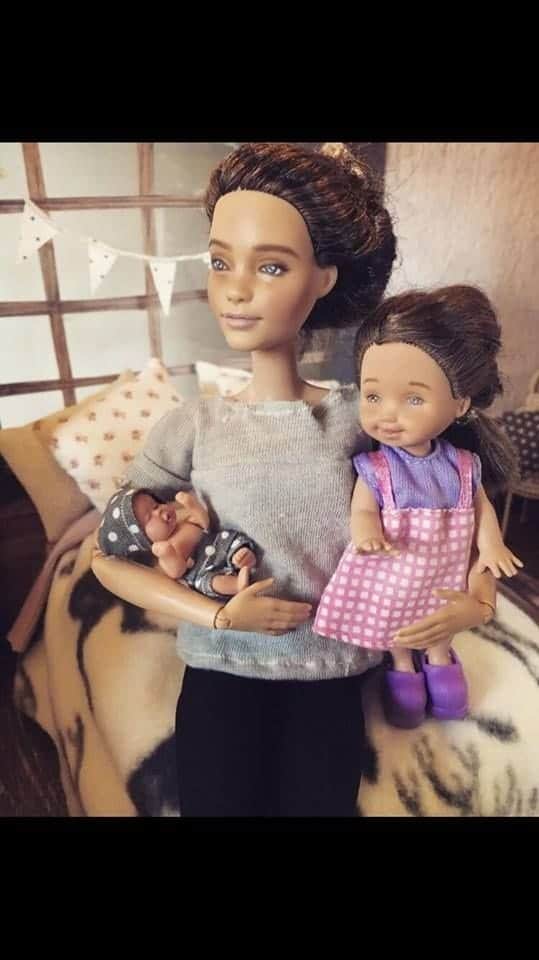 Barbie cansa junto com seus dois filhos