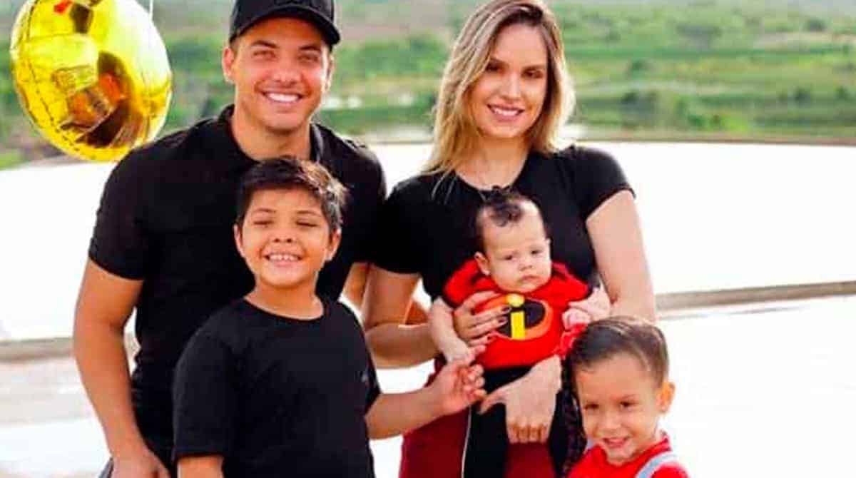 O cantor com Thyane Dantas e Dom na festa