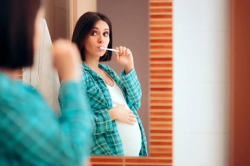 Ao escovar os dentes você pode evitar os enjoos na gravidez