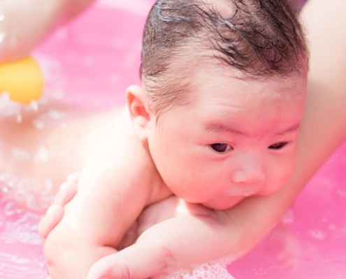 Verificar a temperatura da água e a altura da banheira são algumas dicas de como se preparar para dar banho no bebê