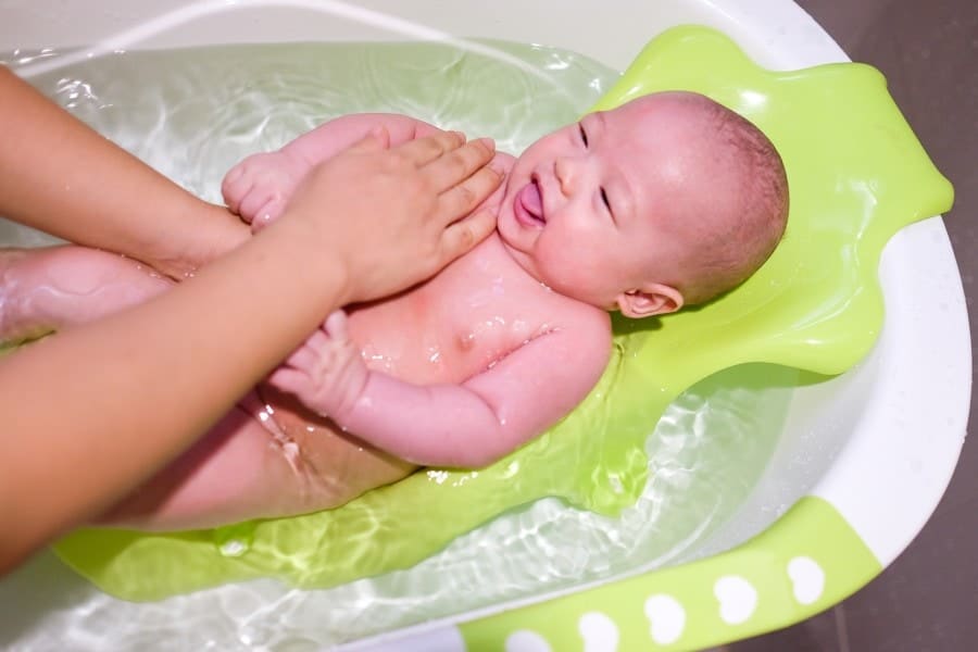 Uma dica de como se preparar para dar banho no bebê é utilizar alguns acessórios