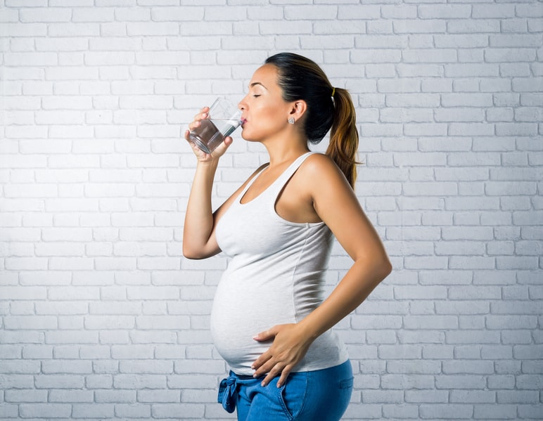 Beber água é uma boa estratégia contra o inchaço na gravidez