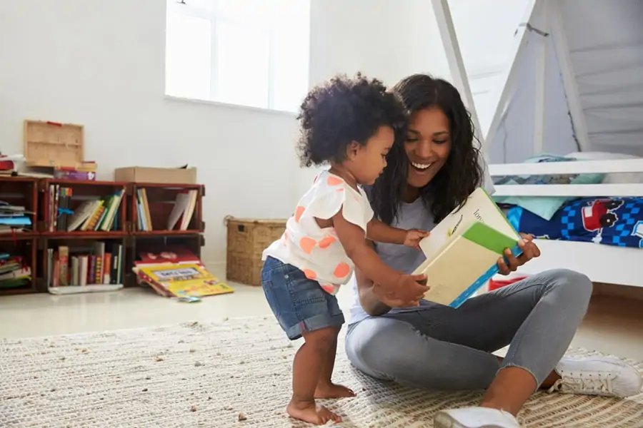 Uma dica para estimular o bebê falar é a leitura de livros
