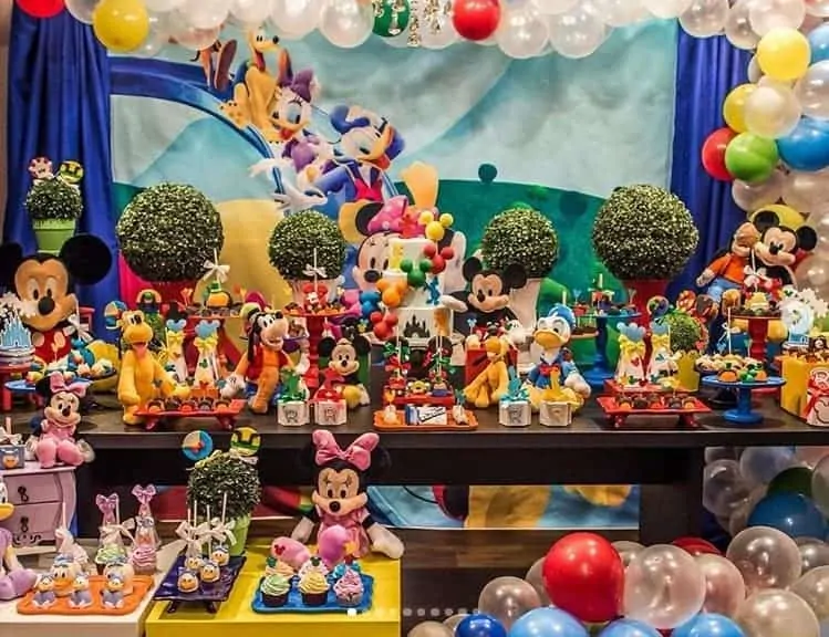 Os ex-BBBs Adriana Sant´Anna e Rodrigão fizeram a festa dos filhos na Disney