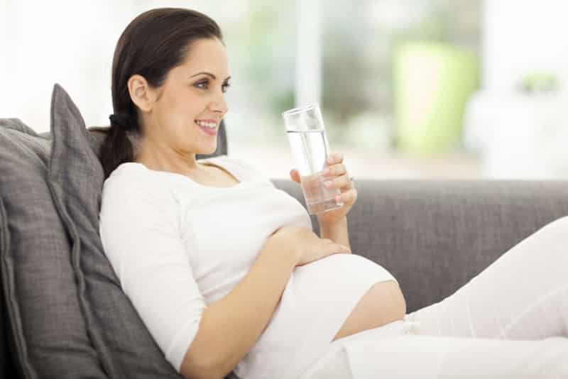  Água é uma grande aliada para aliviar a azia na gravidez