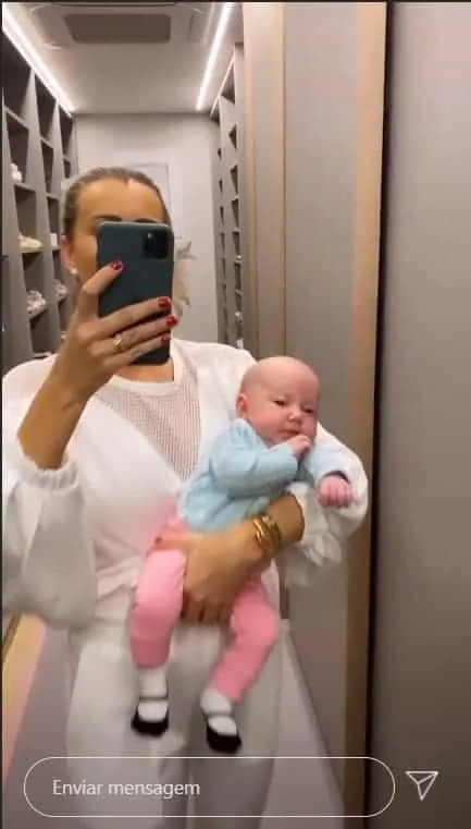 Ana Paula Siebert com a filha no closet da bebê