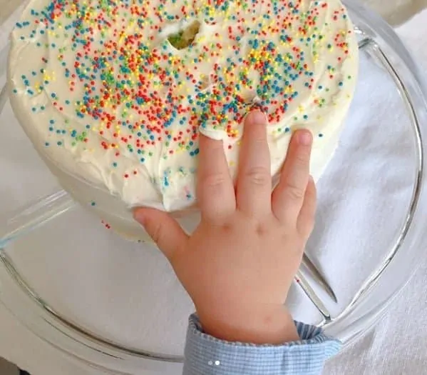 A mãozinha do pequeno Manuel no seu bolo de aniversário de um ano