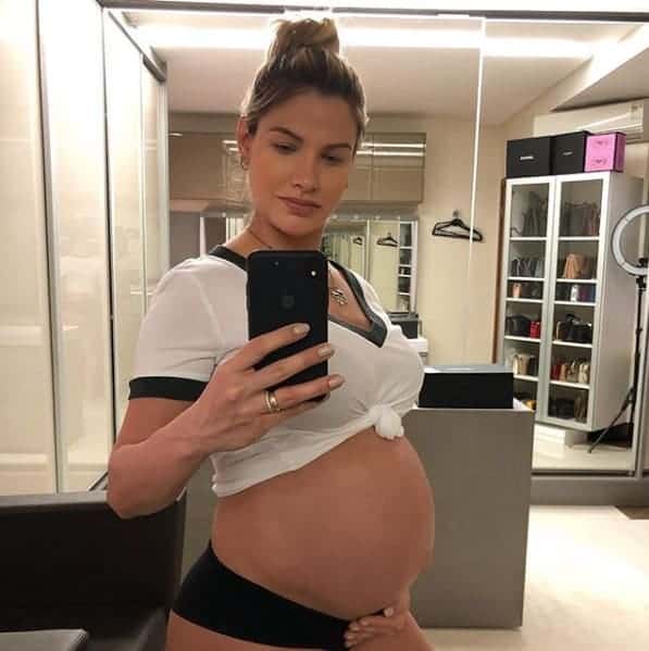 A modelo Andressa Suita com seu barrigão de grávida