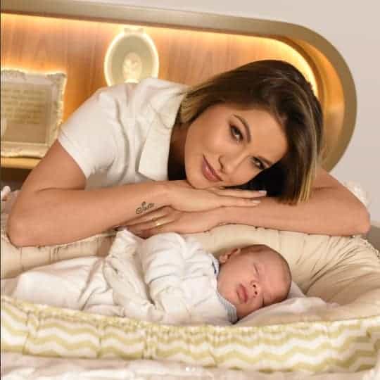 Andressa Suita com o bebê Gabriel