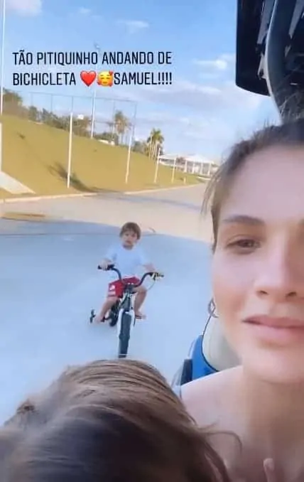 Andressa Suita mostrou Samuel na bicicleta
