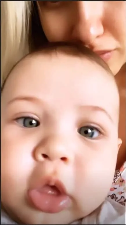 Samuel tirou uma selfie no colo da mamãe Andressa Suita 