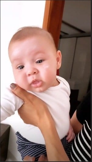 A modelo Andressa Suita posto essa imagem do bebê Samuel com pomada no rosto