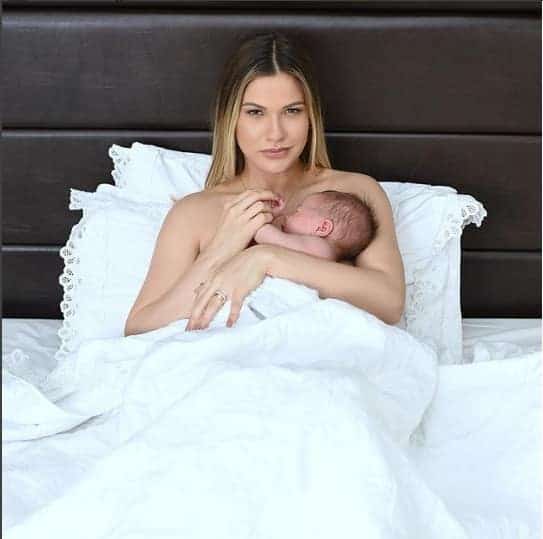 O beb~e Samuel no colo da mamãe Andressa Suita