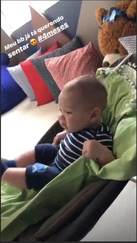 Com apenas 4 meses de vida o bebê Samuel já está tentando sentar