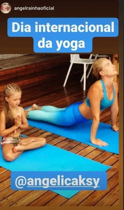 Angélica pratica yoga com a filha
