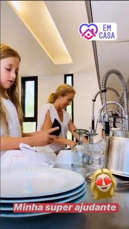 Angélica lavando louça com a fofa Eva