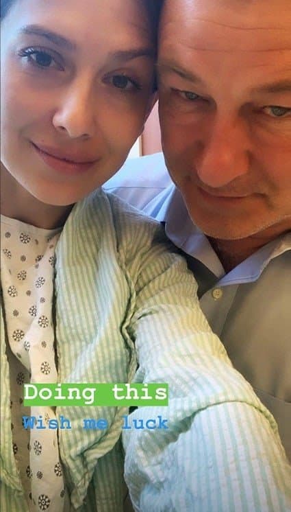 A atriz compartilhou esta foto com o marido no hospital após perder seu bebê