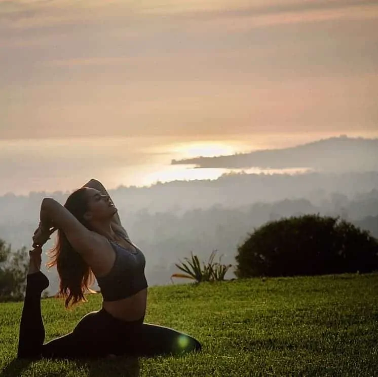 A Fernanda Machado compartilhou esta foto em que aparece fazendo yoga após perder seu bebê