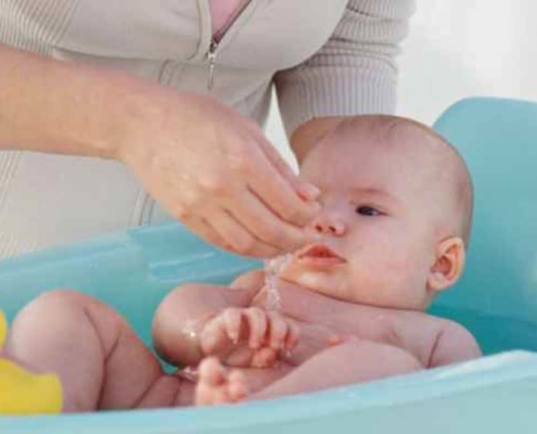 Veja os cuidados para dar banho no bebê no inverno