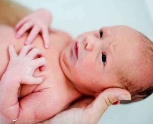 Saiba o que é preciso para o banho do recém-nascido