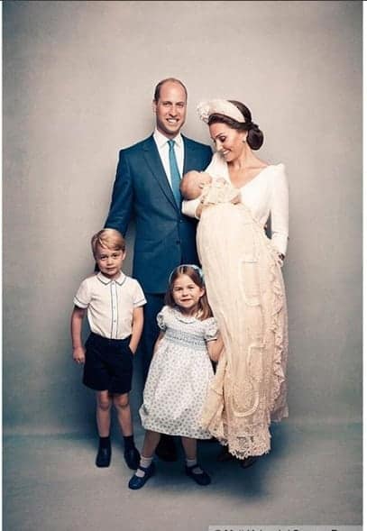 Foto oficial do batizado do príncipe Louis que está no colo da duquesa Kate Middleton