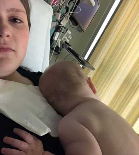A bebê no hospital com sua mãe por causa da intoxicação por água