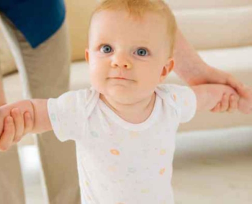 Veja como ajudar o bebê a andar e como estimular os primeiros passinhos