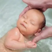 No calor, o bebê pode tomar mais de um banho por dia