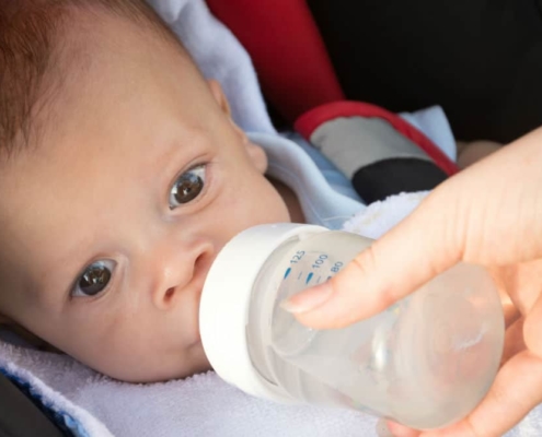 Confira quais tipos de líquidos são indicados para o bebê que passou dos 6 meses