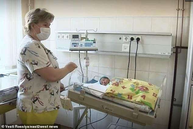 A bebê recém-nascida se recuperando no hospital