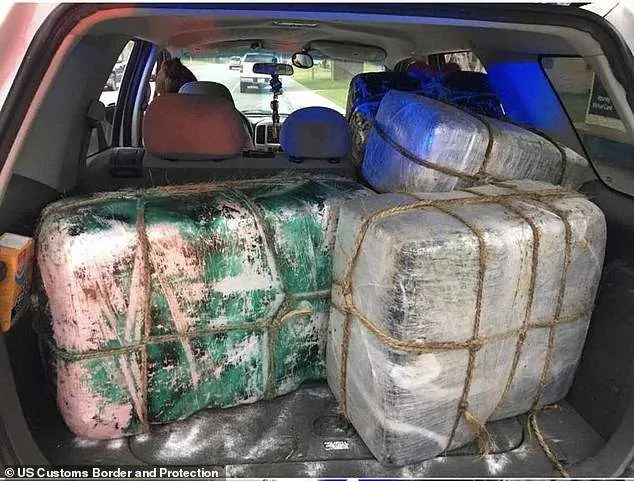 Os pacotes com drogas também estavam no porta-malas
