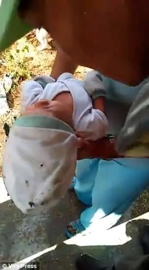 O momento em que o bebê foi achado por moradores