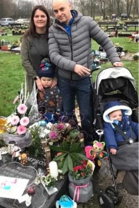 Diante do túmulo da pequena Millie, Joanne e Dan atualmente com os dois filhos