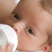 Confira os cuidados para introduzir alimentos na rotina do bebê