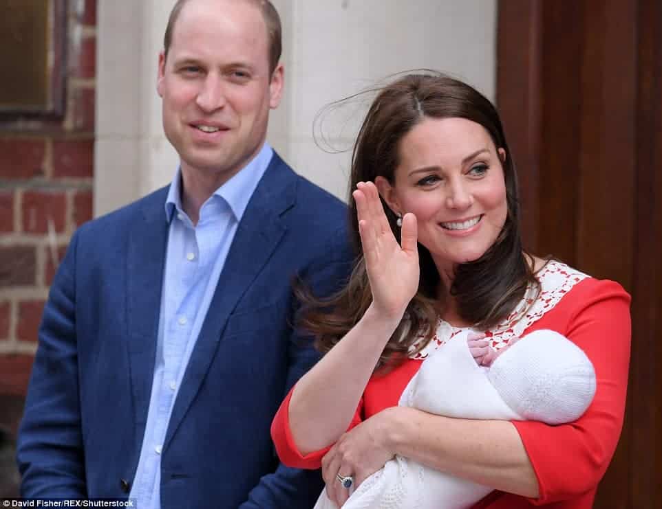 Os pais a duquesa Kate Middleton e o príncipe William saindo do hospital com seu terceiro filho