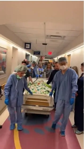 Médicos encaminham a bebê Cora para sala de cirurgia 