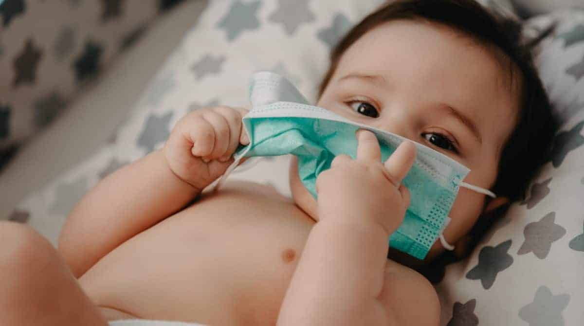 Saiba por que a máscara não é recomendada para os bebês