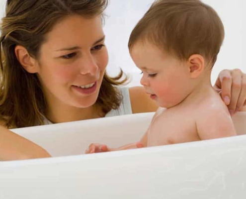 Dicas úteis para o banho da bebê menina