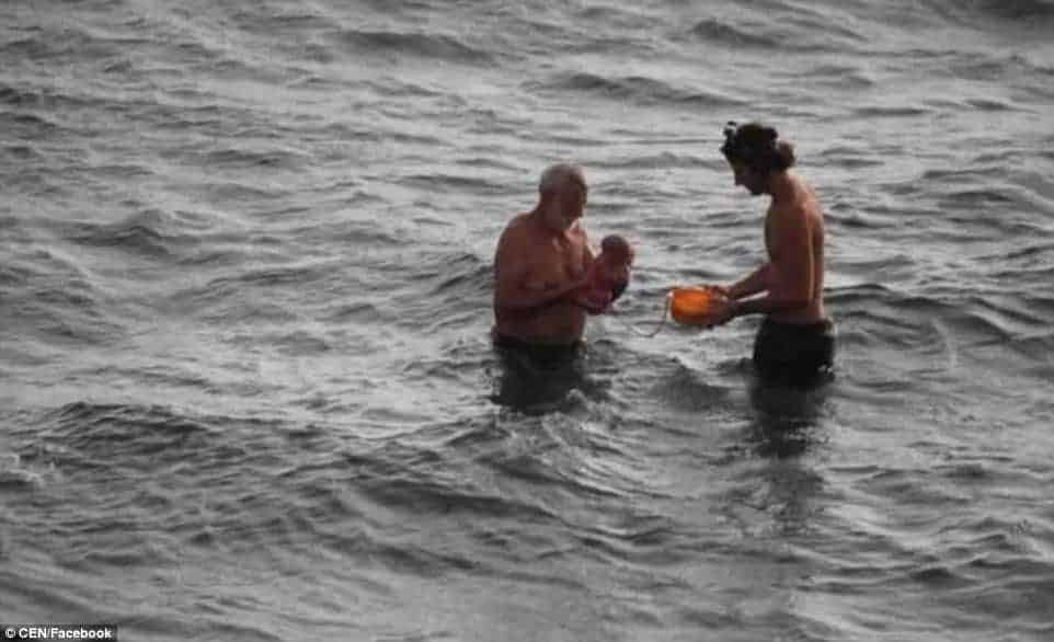 O pai auxiliou o médico durante o parto de seu bebê no Mar Vermelho