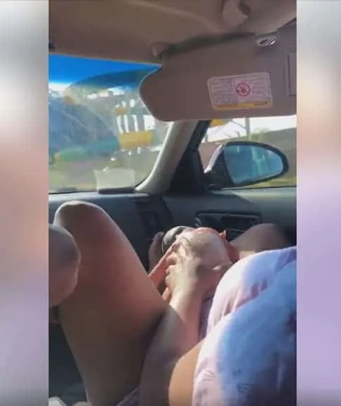 Bebê surpreende papais e nasce dentro do carro