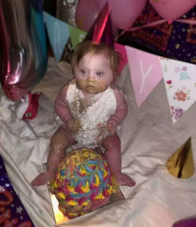Bebê com seu bolo de aniversário em foto que gerou críticas