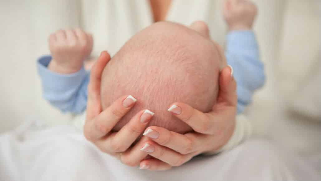 Bebê suando a cabeça
