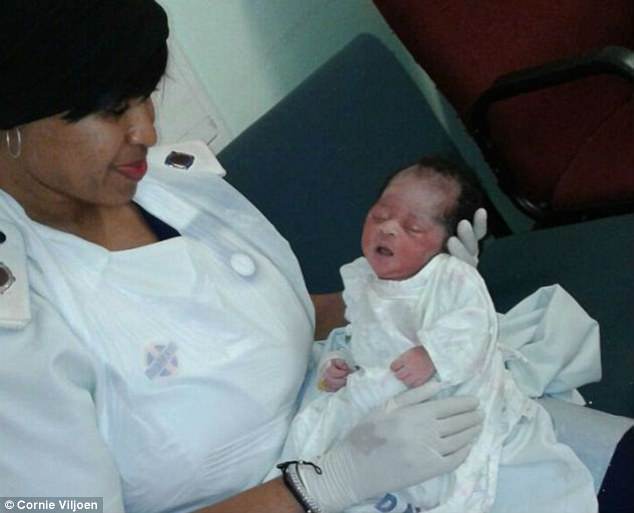 Bebê encontrada dentro de tubulação foi encaminhada para o hospital
