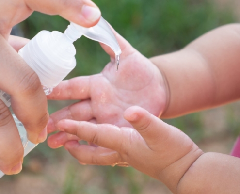 Entenda os cuidados ao passar álcool em gel nos bebês