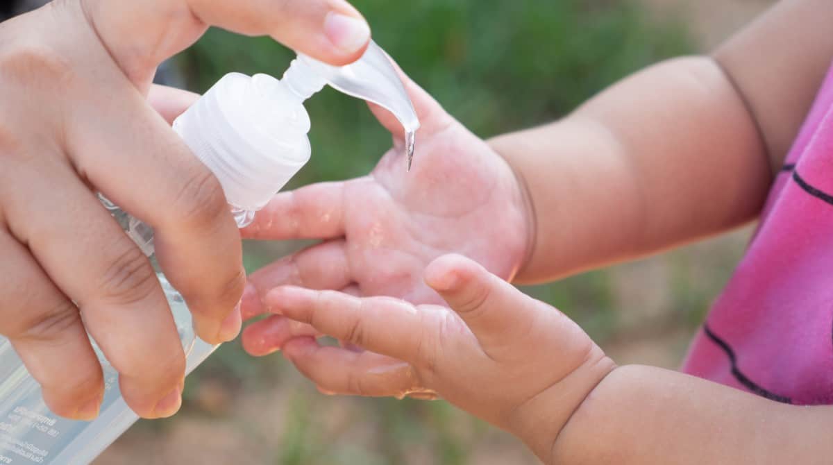 Entenda os cuidados ao passar álcool em gel nos bebês