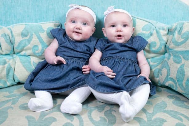 Bebês gêmeas caçulas do berçário