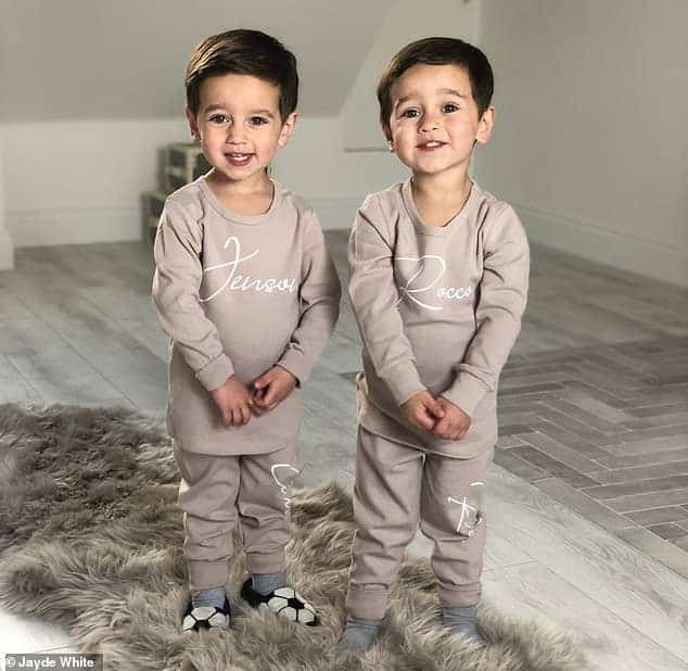 Os bebês gêmeos idênticos atualmente são modelos